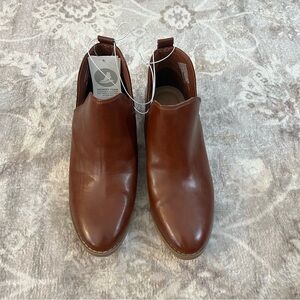 NWT Universal thread memory foam chestnut leather ankle boots size 7 dark cognac